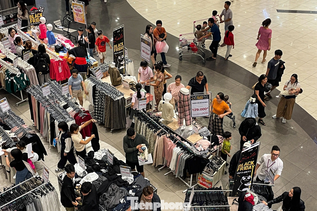 Trong các trung tâm thương mại, lượng khách chủ yếu tập trung vào các gian hàng đang có chương trình "xả hàng", thay đổi mẫu mã.