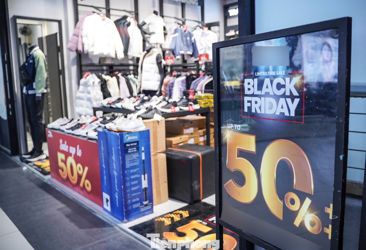 Dù đã có nhiều chương trình khuyến mãi hấp dẫn nhưng các gian hàng bán vali, phụ kiện thời trang, giày dép mỹ phẩm trong trung tâm thương mại lớn lại rất vắng vẻ.