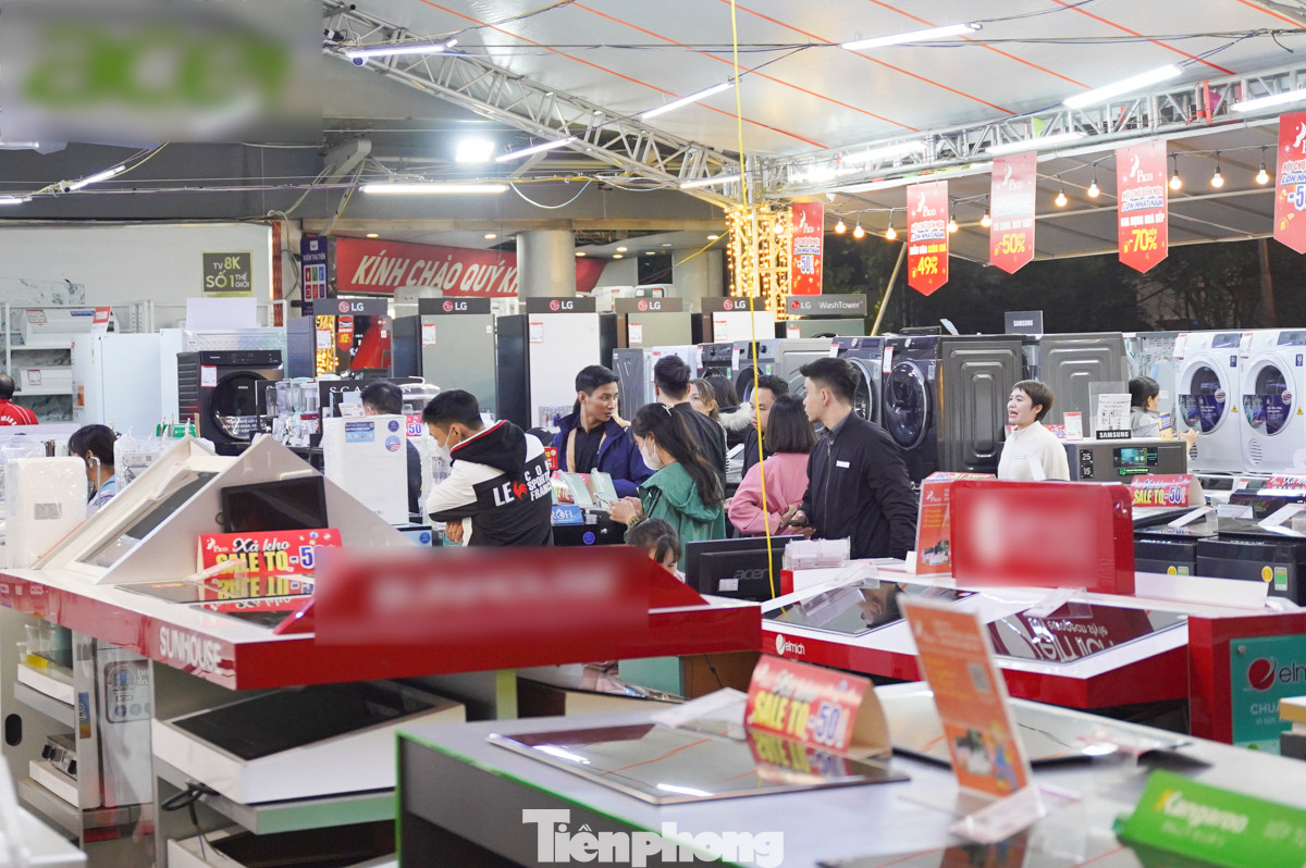 Các sản phẩm đồ gia dụng và điện tử như máy giặt, bàn là, các loại nồi chiên không dầu lại bán chạy hơn trong các siêu thị.