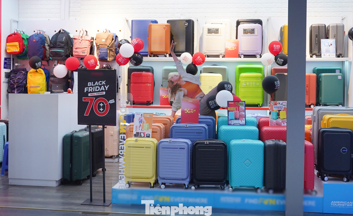 Dù đã có nhiều chương trình khuyến mãi hấp dẫn nhưng các gian hàng bán vali, phụ kiện thời trang, giày dép mỹ phẩm trong trung tâm thương mại lớn lại rất vắng vẻ.