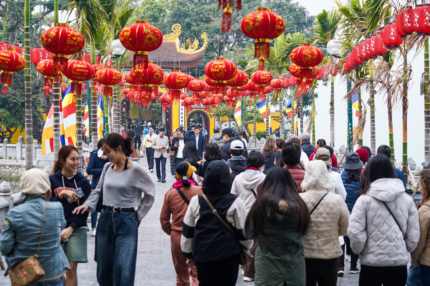 Nhân dịp rằm tháng Giêng, đông đảo người dân và phật tử Hà Nội đã đến các ngôi chùa để dâng hương, cầu an cho gia đình và người thân.
