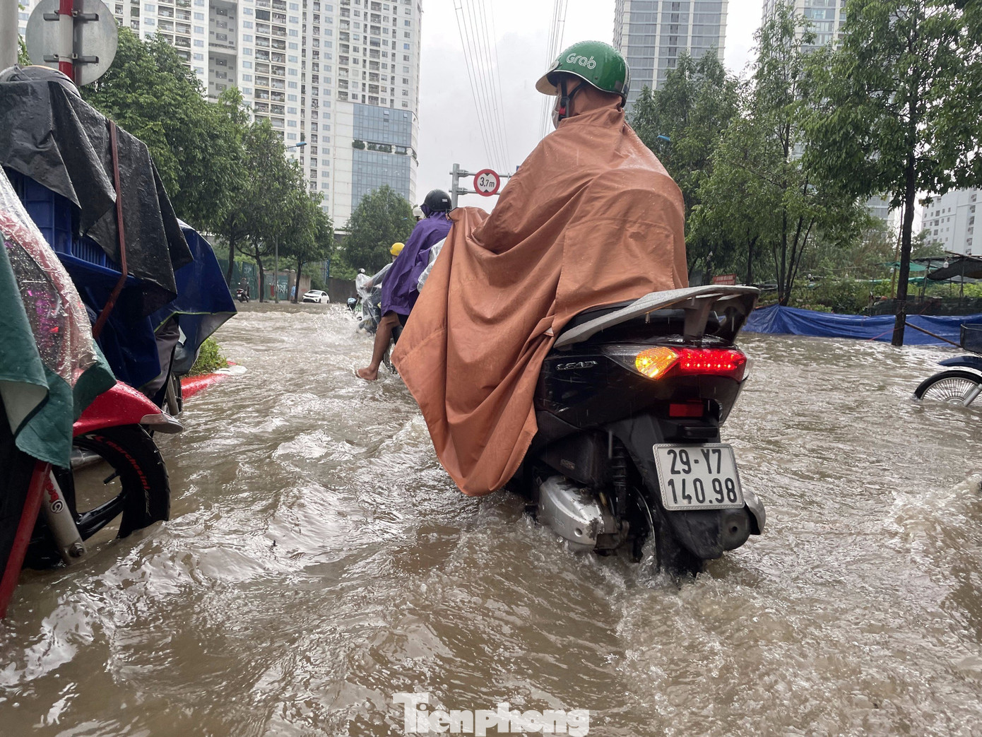 Đến hơn 10 giờ sáng vẫn còn tình trạng ngập úng, nước thoát chậm.