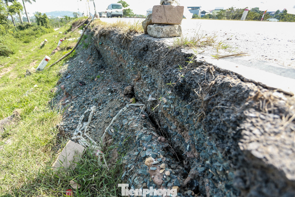 Phần mép đường bị xói lở nghiêm trọng, tạo thành những vết nứt lớn.