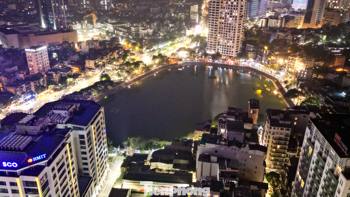 Được biết, phố đi bộ hồ Ngọc Khánh là một trong những công trình chào mừng kỉ niệm 70 năm Giải phóng Thủ đô 10/10.