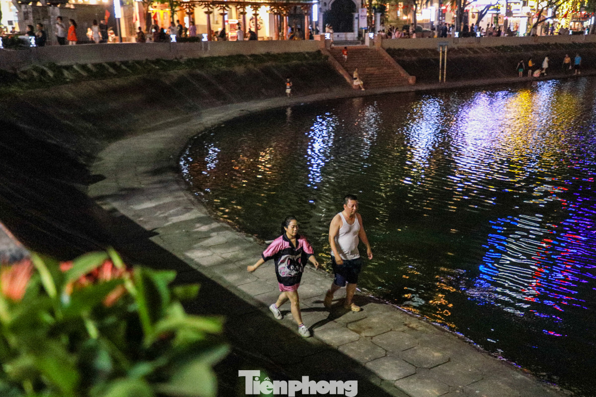 Nhiều người dân phấn khởi khi thành phố cho thí điểm phố đi bộ hồ Ngọc Khánh. "Chúng tôi có không gian thoáng đãng để vui chơi, trẻ em, người già có nơi tập thể dục, mà quan trọng hơn là thúc đẩy các hoạt động kinh doanh và dịch vụ trong khu vực", một người dân ở phố Phạm Huy Thông chia sẻ.