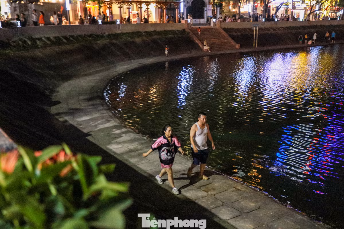 Nhiều người dân phấn khởi khi thành phố cho thí điểm phố đi bộ hồ Ngọc Khánh. "Chúng tôi có không gian thoáng đãng để vui chơi, trẻ em, người già có nơi tập thể dục, mà quan trọng hơn là thúc đẩy các hoạt động kinh doanh và dịch vụ trong khu vực", một người dân ở phố Phạm Huy Thông chia sẻ.