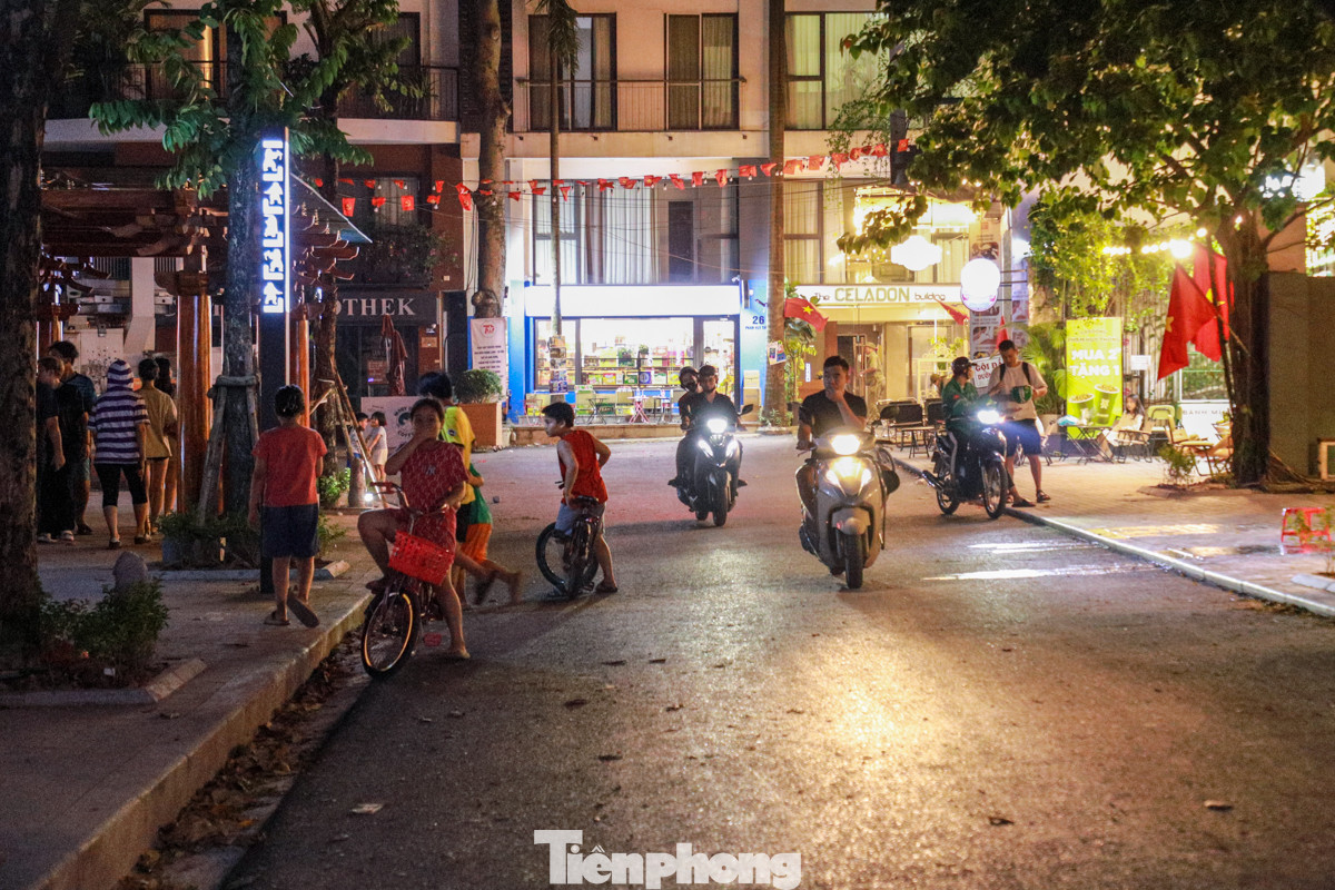 Xe máy đi từng đoàn, bấm còi inh ỏi phớt lờ lệnh cấm.