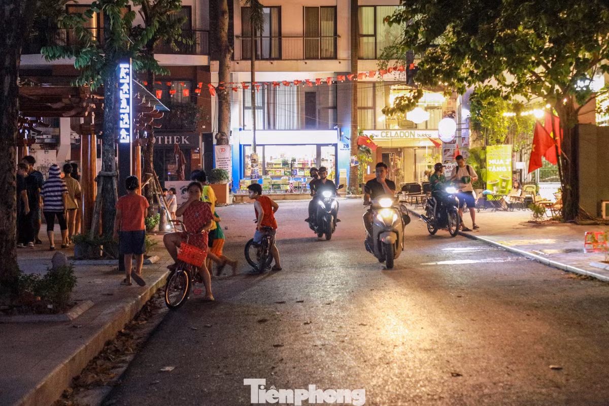 Xe máy đi từng đoàn, bấm còi inh ỏi phớt lờ lệnh cấm.