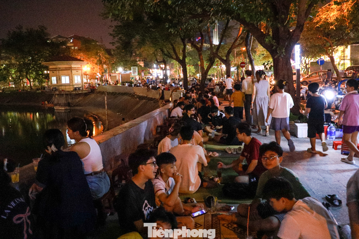 Chiếu được trải cho người dân ngồi hóng gió ven hồ, khiến không gian đi bộ trở nên nhếch nhác, lộn xộn.