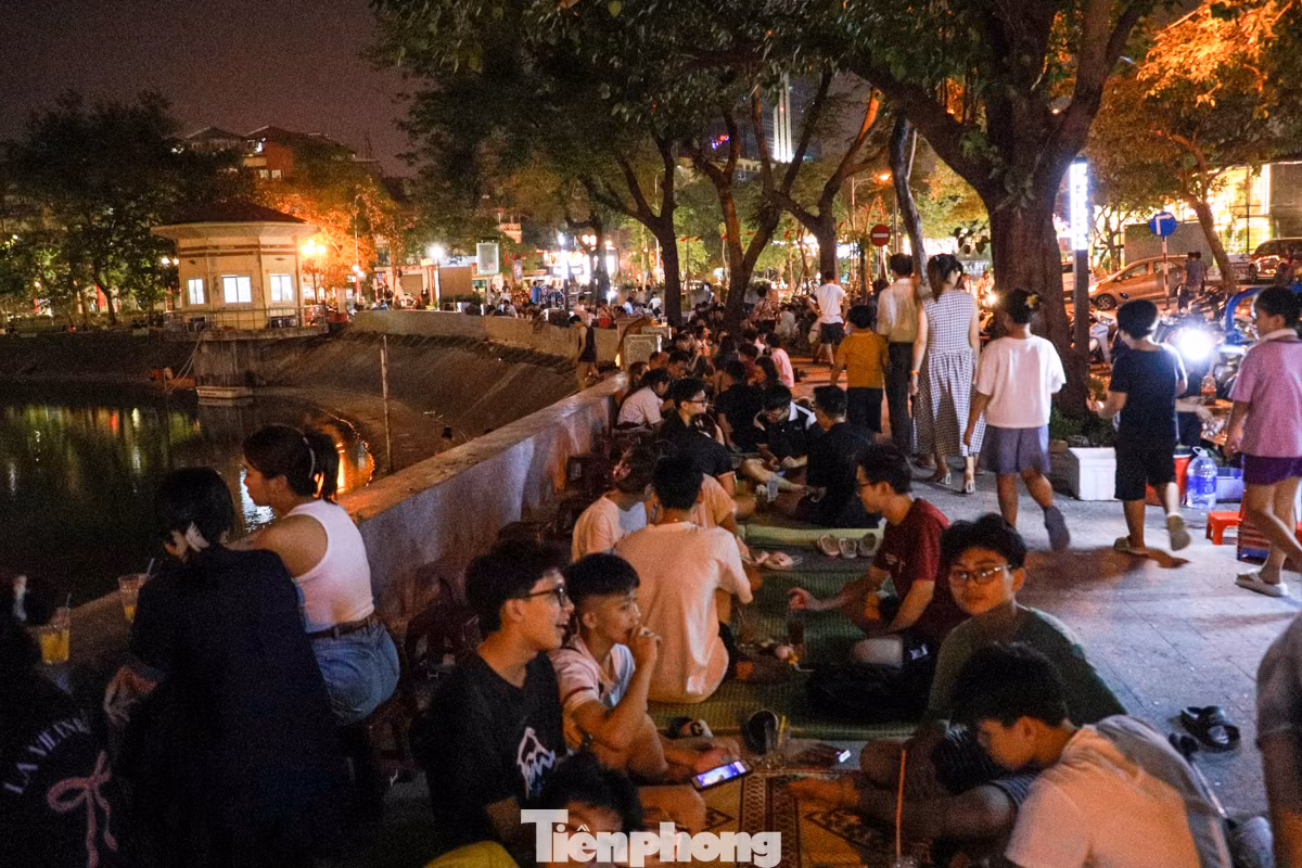 Chiếu được trải cho người dân ngồi hóng gió ven hồ, khiến không gian đi bộ trở nên nhếch nhác, lộn xộn.