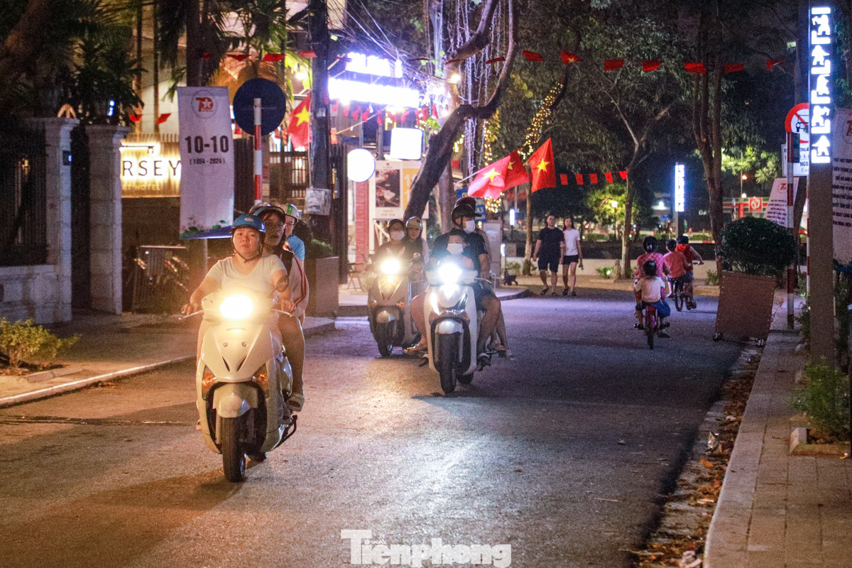 Anh T. (một người điều khiển xe máy vào phố đi bộ hồ Ngọc Khánh) cho biết, khu vực này tập trung nhiều nhà dân và một số công ty nên việc cấm xe máy đã gây ra không ít khó khăn cho việc di chuyển của anh và nhiều người khác. "Sắp tới tôi sẽ tìm phương án khác để di chuyển", anh T. nói thêm.