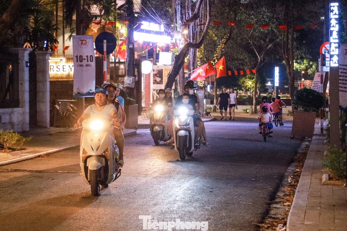 Anh T. (một người điều khiển xe máy vào phố đi bộ hồ Ngọc Khánh) cho biết, khu vực này tập trung nhiều nhà dân và một số công ty nên việc cấm xe máy đã gây ra không ít khó khăn cho việc di chuyển của anh và nhiều người khác. "Sắp tới tôi sẽ tìm phương án khác để di chuyển", anh T. nói thêm.