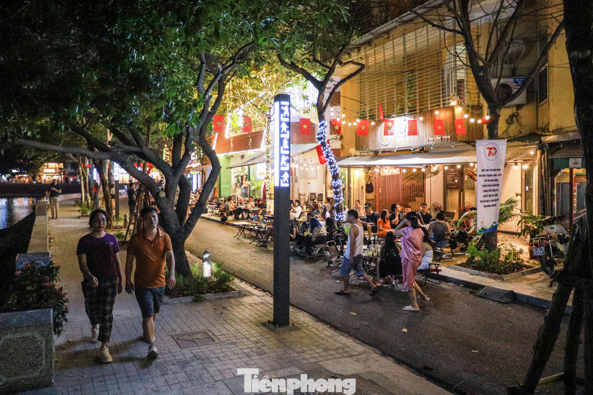 Ông Dũng (người dân phường Ngọc Khánh) cho biết, việc hình thành phố đi bộ là một ý tưởng tuyệt vời, mang lại lợi ích cho cộng đồng. Tuy nhiên, ông cũng bày tỏ lo ngại về việc một số người dân kinh doanh, buôn bán đã đặt ghế và chiếu ra cả lòng đường và vỉa hè, điều này thật sự không phù hợp với văn minh đô thị.