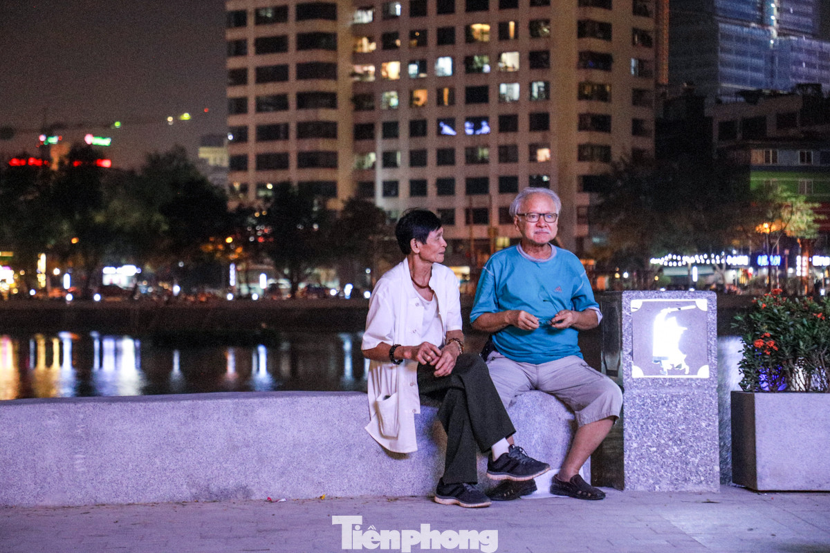 Ông Nguyễn Đình Long (người dân của phường Ngọc Khánh) cho biết, việc phố đi bộ hồ Ngọc Khánh mới được đưa vào thí điểm hoạt động nên vẫn còn nhiều vấn đề từ việc các hàng quán kinh doanh lung tung, xe cộ lộn xộn nên dẫn đến tình trạng nhếch nhác. "Tôi mong rằng, phố đi bộ hồ Ngọc Khánh dần dần thay đổi, chỉnh trang hơn, đẹp hơn, để tôi và các bạn già có chỗ tập thể dục, các cháu nhỏ có chỗ vui chơi", ông Long nói thêm.