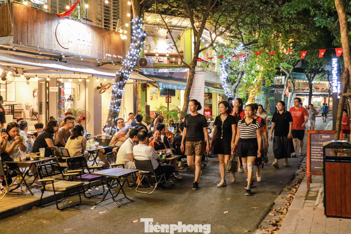 Ngoài ra, nhiều cửa hàng kinh doanh ăn uống, cà phê còn bày bàn ghế ra cả lòng đường.
