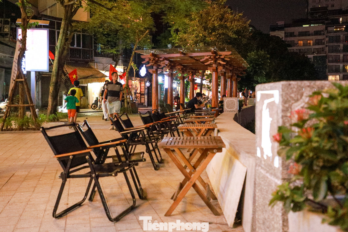 Chiếu được trải cho người dân ngồi hóng gió ven hồ, khiến không gian đi bộ trở nên nhếch nhác, lộn xộn.