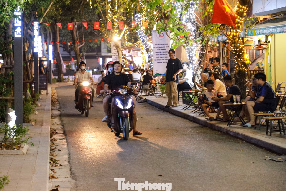 Anh T. (một người điều khiển xe máy vào phố đi bộ hồ Ngọc Khánh) cho biết, khu vực này tập trung nhiều nhà dân và một số công ty nên việc cấm xe máy đã gây ra không ít khó khăn cho việc di chuyển của anh và nhiều người khác. "Sắp tới tôi sẽ tìm phương án khác để di chuyển", anh T. nói thêm.