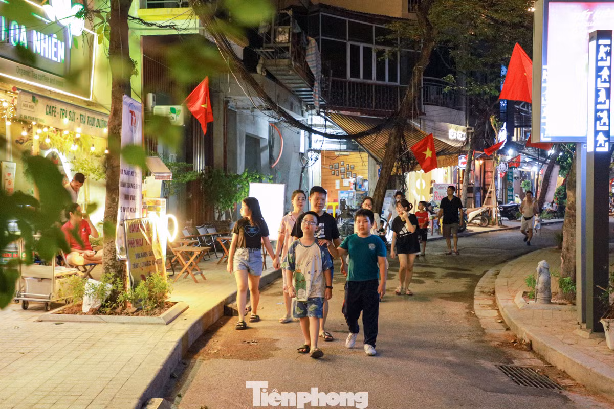 Sau 2 ngày đi vào hoạt động, phố đi bộ hồ Ngọc Khánh (quận Ba Đình) đã thu hút người dân đến vui chơi, tham quan.