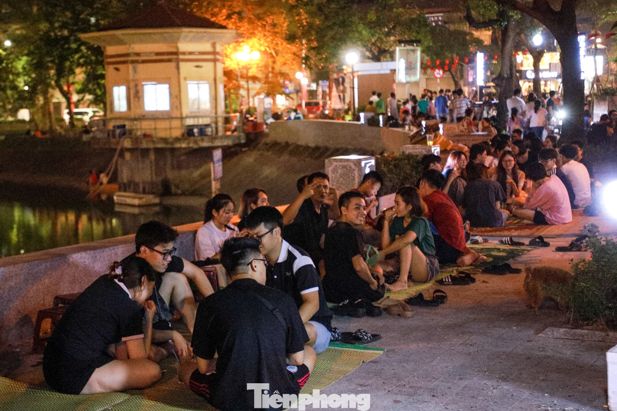 "Tôi hy vọng ban quản lý khu phố đi bộ sẽ xem xét cách cải thiện không gian nơi đây" ông Dũng chia sẻ thêm.