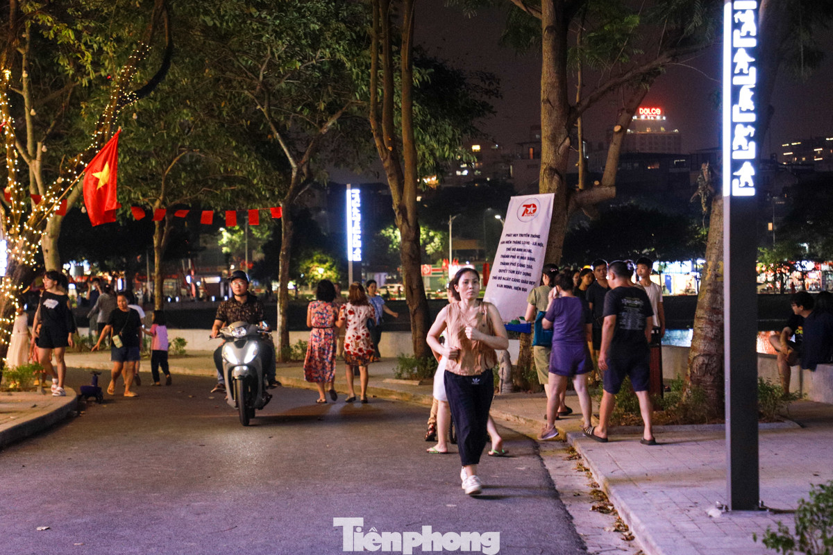 Tuy nhiên, theo nhận của Tiền Phong vào tối thứ 7 ngày 12/10, dù rào chắn đã được dựng đầu đường như nhiều người dân vẫn vô tư đi xe máy vào phố đi bộ.