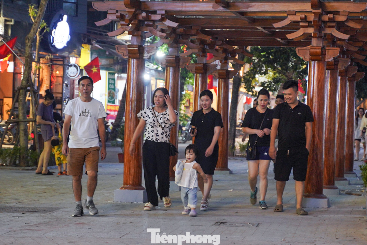 Trái ngược với cảnh vắng vẻ vào ban ngày, buổi tối nhiều người dân đến vui chơi, đi dạo quanh hồ.