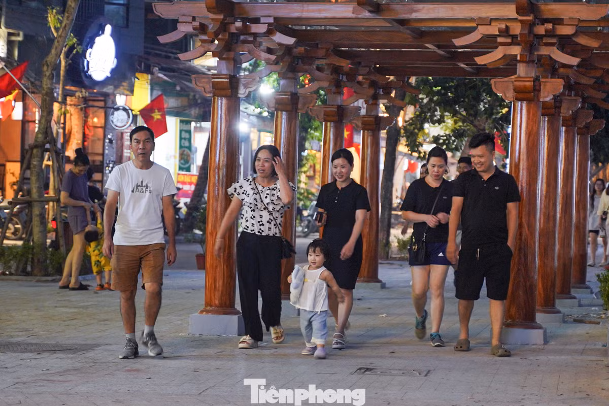 Trái ngược với cảnh vắng vẻ vào ban ngày, buổi tối nhiều người dân đến vui chơi, đi dạo quanh hồ.