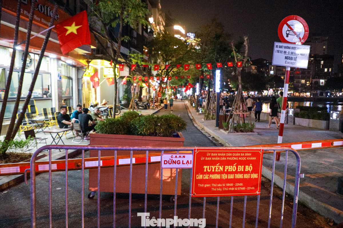 Được biết, từ 18 giờ thứ Sáu đến 24 giờ Chủ nhật hằng tuần, tuyến phố Phạm Huy Thông, các ngõ 535, 575, 523, phố Kim Mã và ngõ 998 La Thành sẽ tổ chức cấm đường và phân luồng giao thông để phục vụ hoạt động của khu phố kinh doanh dịch vụ - đi bộ khu vực hồ Ngọc Khánh.