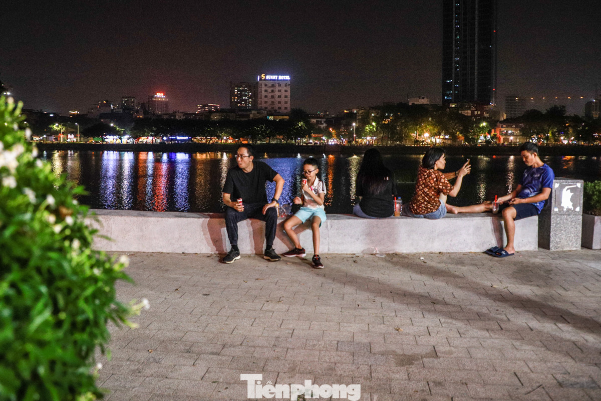 Nhiều người dân phấn khởi khi thành phố cho thí điểm phố đi bộ hồ Ngọc Khánh. "Chúng tôi có không gian thoáng đãng để vui chơi, trẻ em, người già có nơi tập thể dục, mà quan trọng hơn là thúc đẩy các hoạt động kinh doanh và dịch vụ trong khu vực", một người dân ở phố Phạm Huy Thông chia sẻ.