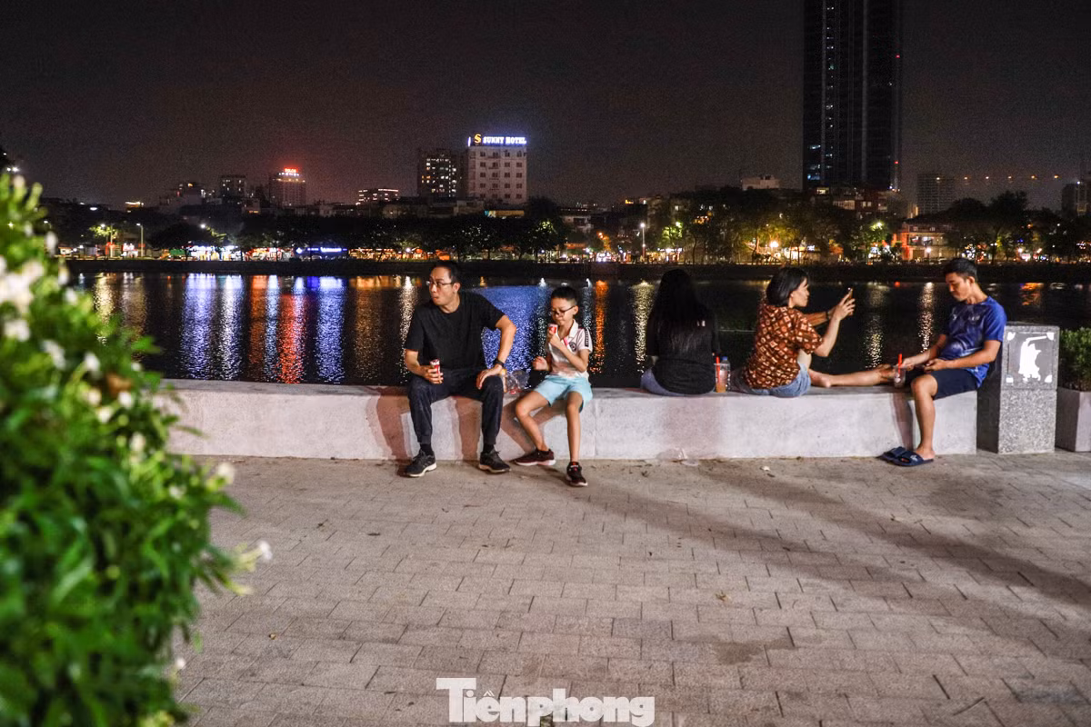 Nhiều người dân phấn khởi khi thành phố cho thí điểm phố đi bộ hồ Ngọc Khánh. "Chúng tôi có không gian thoáng đãng để vui chơi, trẻ em, người già có nơi tập thể dục, mà quan trọng hơn là thúc đẩy các hoạt động kinh doanh và dịch vụ trong khu vực", một người dân ở phố Phạm Huy Thông chia sẻ.