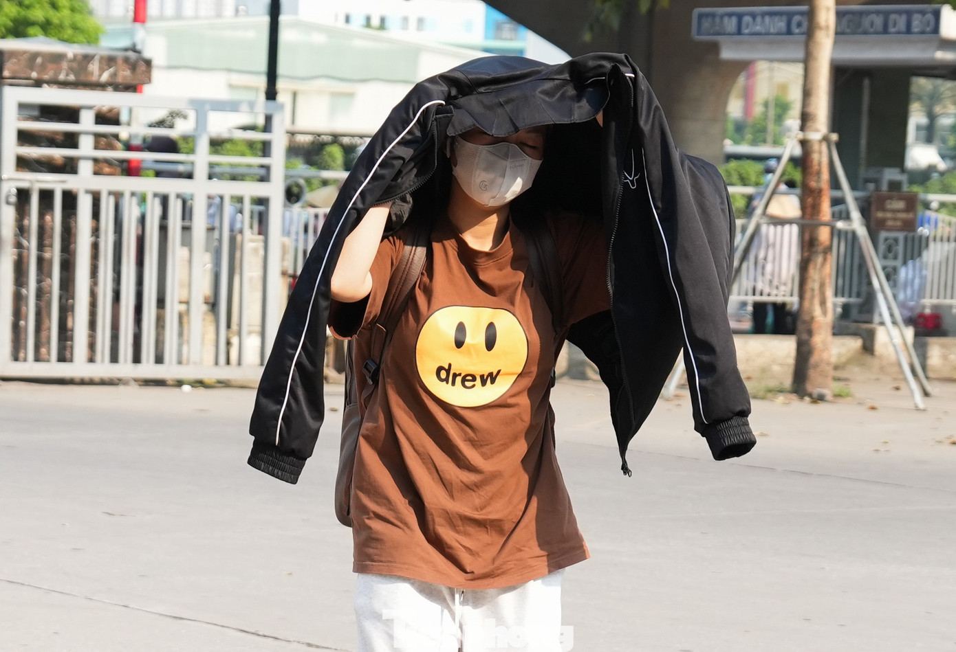 Thời tiết nắng nóng khiến cho hành trình về quê của nhiều hành khách tương đối khó khăn.