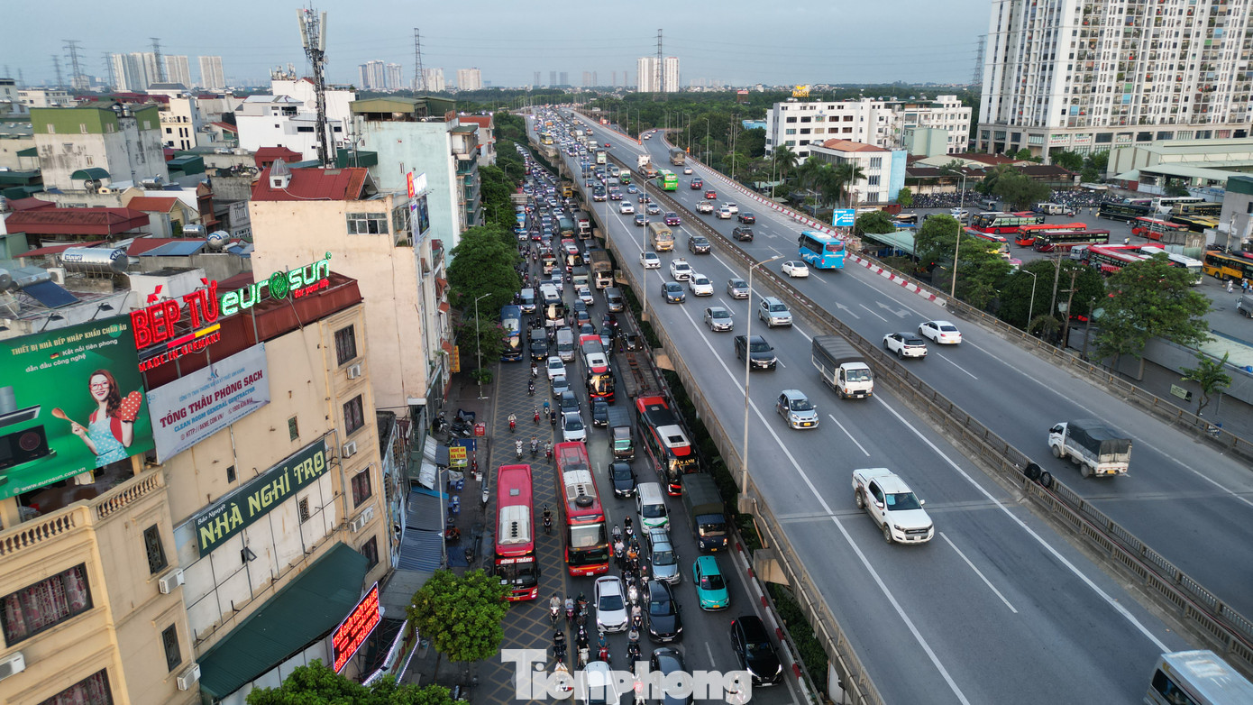 Ùn tại các cửa ngõ, các trục đường chính tại nội đô Hà Nội bất ngờ khá thông thoáng trong chiều ngày 3/9. Phía trên Vành đai 3 (đoạn ngã tư Giáp Bát - Ngọc Hồi) các phương tiện di chuyển thuận lợi.