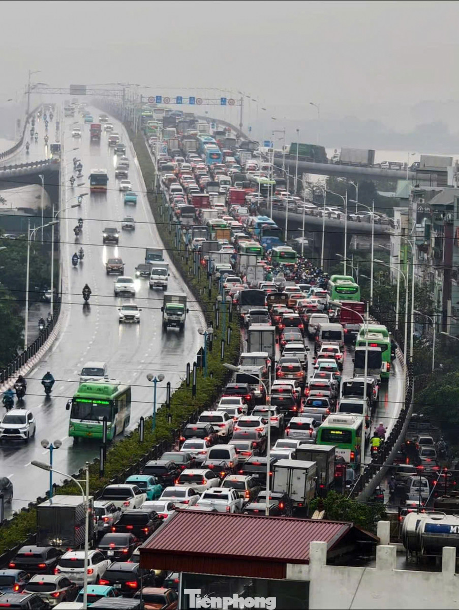 Lượng phương tiện đông đúc, không thể di chuyển. Lượng phương tiện đông đúc, không thể di chuyển.