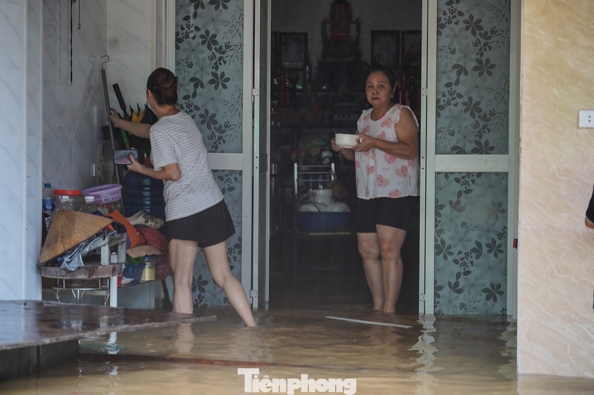 Đường ngập, cùng với cúp điện, người dân dùng bếp ga nấu mì ăn tạm.