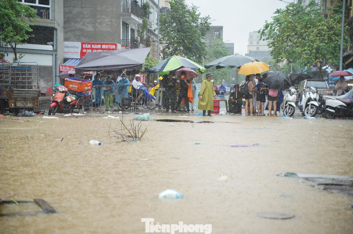 Để hạn chế người dân đi lại và đảm bảo an toàn, lực lượng chức năng đã lập hàng rào ở đầu đường Chương Dương Độ.