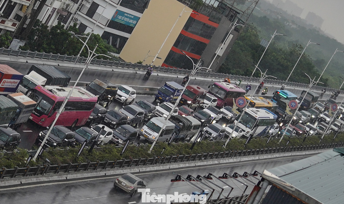 Đến 16h ngày 11/9 tình trạng ùn tắc trên cầu Vĩnh Tuy vẫn chưa được cải thiện. Để qua được cầu từ nội thành sang Cổ Linh nhiều tài xế phải đi hết hơn 2 giờ. Đến 16h ngày 11/9 tình trạng ùn tắc trên cầu Vĩnh Tuy vẫn chưa được cải thiện. Để qua được cầu từ nội thành sang Cổ Linh nhiều tài xế phải đi hết hơn 2 giờ.