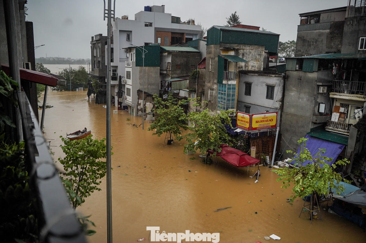 Nhìn từ tầng 3 tại ngôi nhà trên đường Chương Dương Độ hướng ra Long Biên mênh mông trong biển nước.