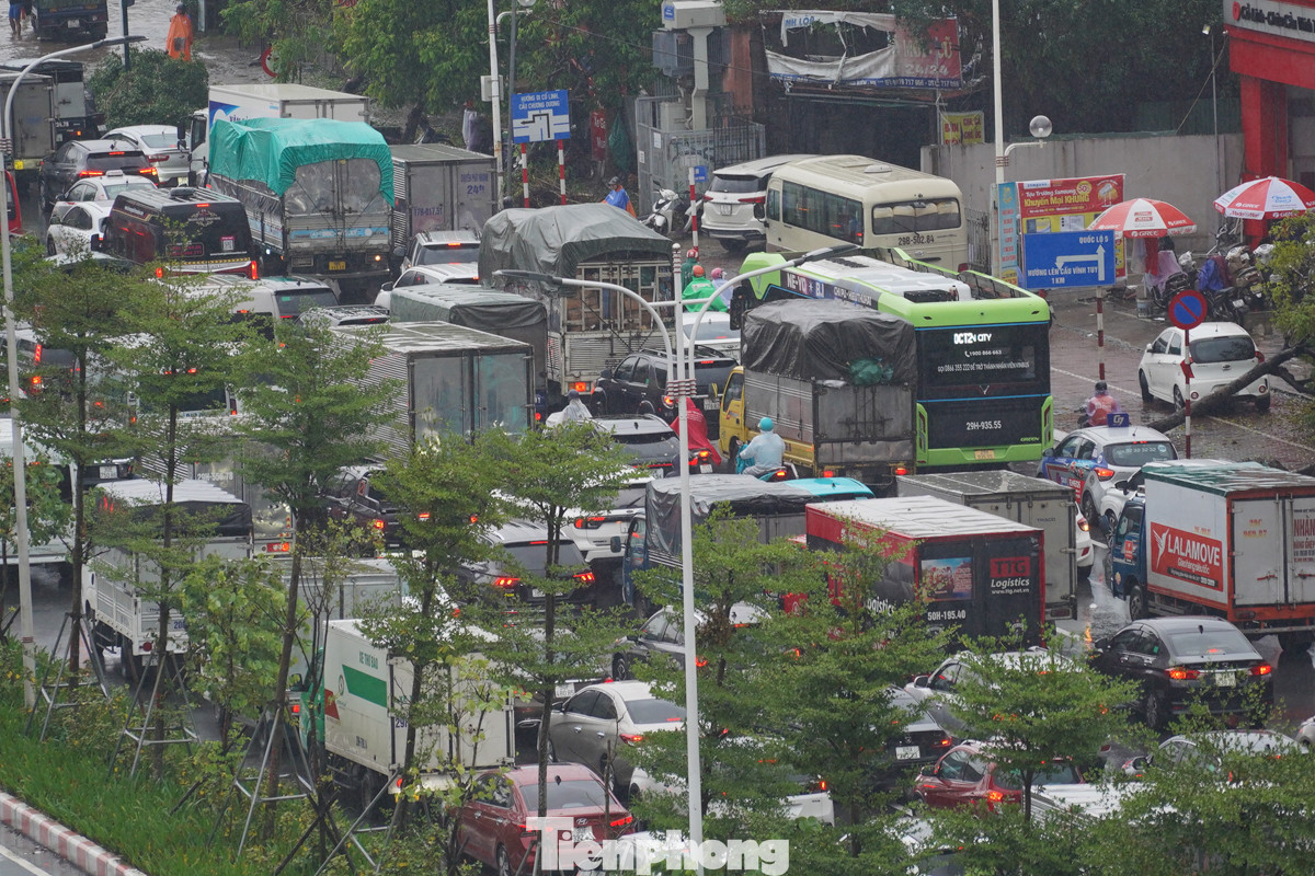 Nhánh lên cầu Vĩnh Tuy hướng Long Biên - đường Đàm Quang Trung cũng đông nghẹt xe cộ. Nhánh lên cầu Vĩnh Tuy hướng Long Biên - đường Đàm Quang Trung cũng đông nghẹt xe cộ.