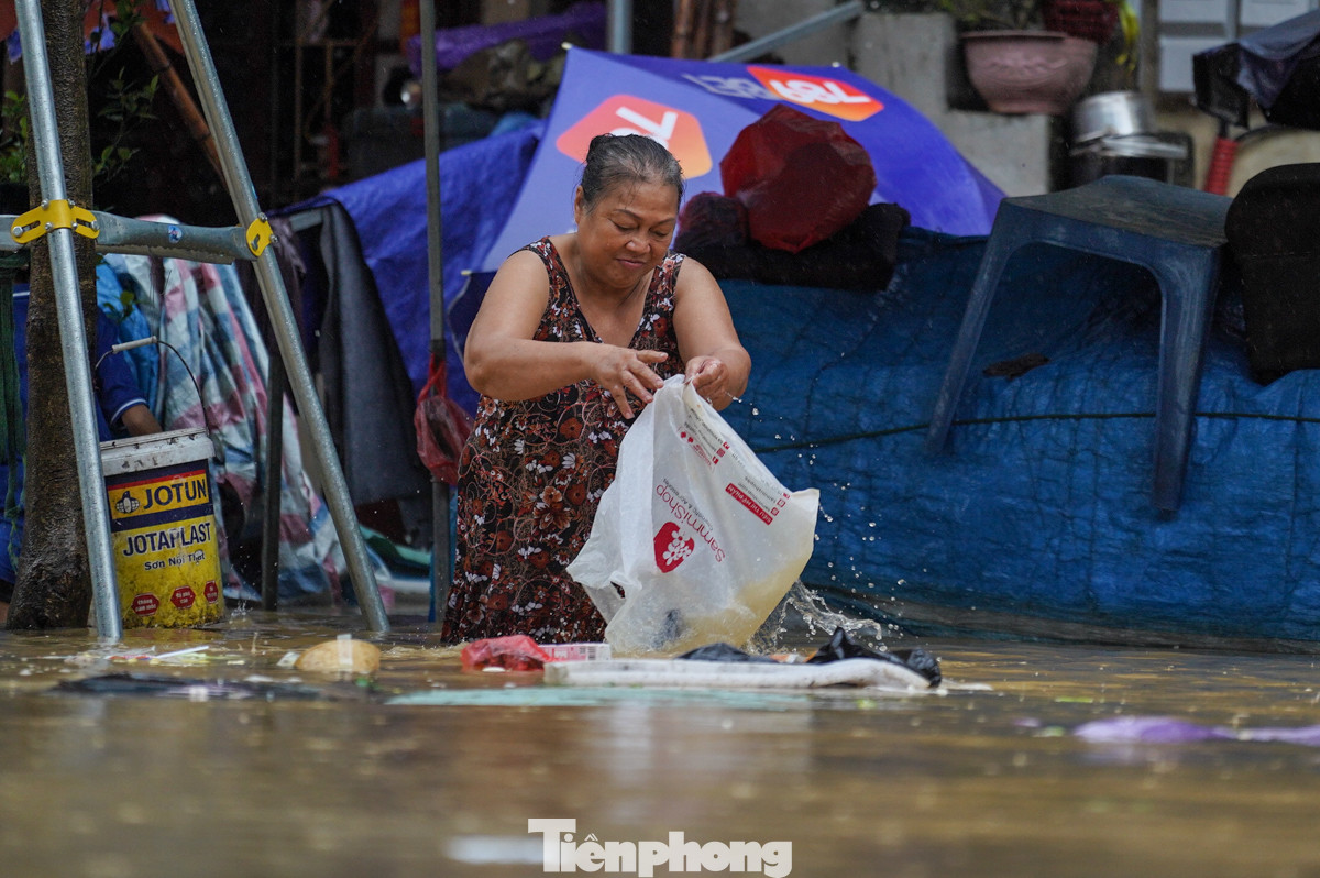Bà Nguyễn Thị Định (Chương Dương Độ) cho biết, đây là lần ngập nhất sau hơn 20 năm bà sống tại đây. "Chỉ mong nước không dâng nữa, quá cao rồi, lo lắm tài sản và nhà cửa", bà Định cho biết.