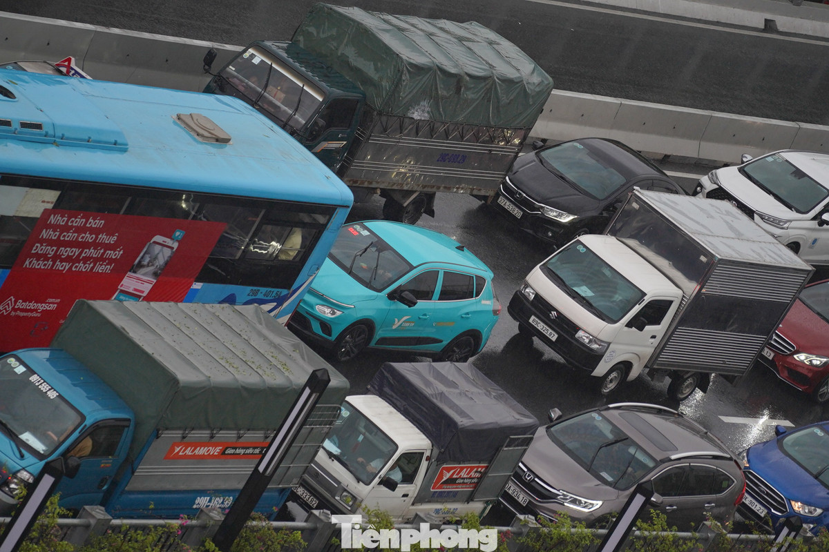 Khoảng cách mỗi xe chưa đến 30 cm. Khoảng cách mỗi xe chưa đến 30 cm.