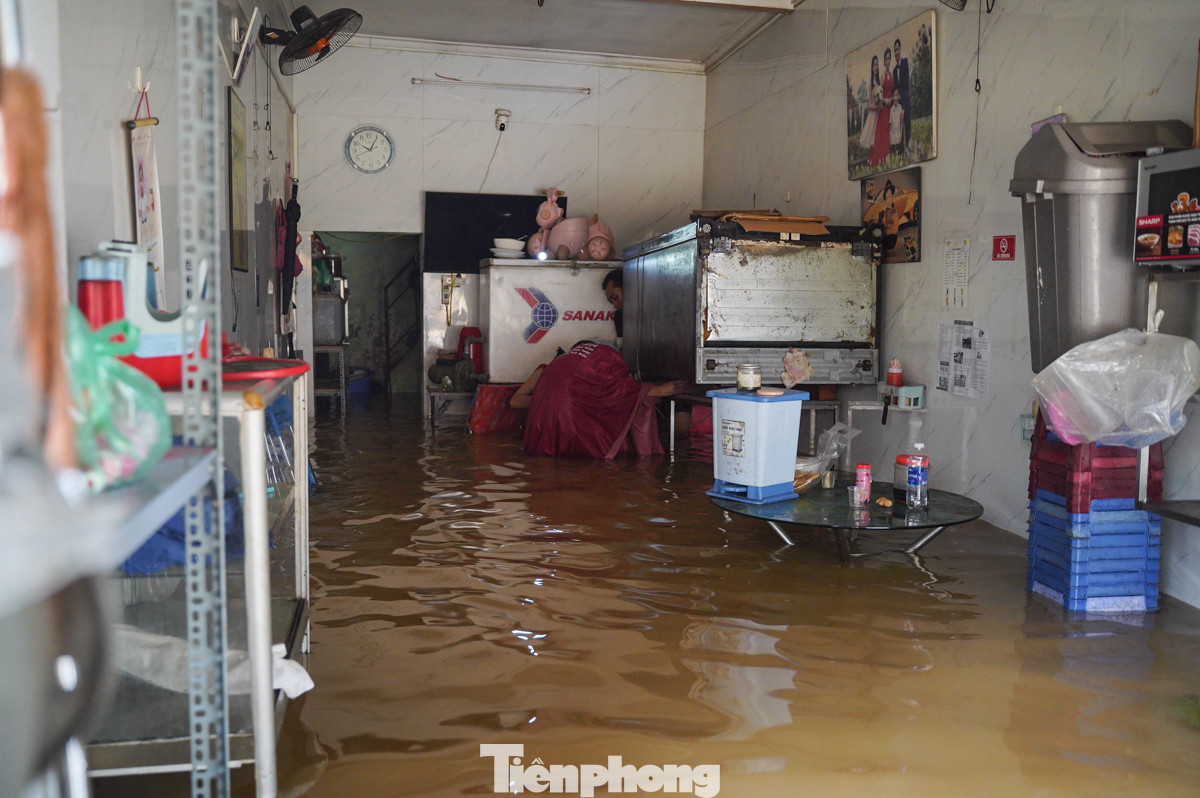 Đến hiện tại, đồ đạc đã được người dân nơi đây kê cao.