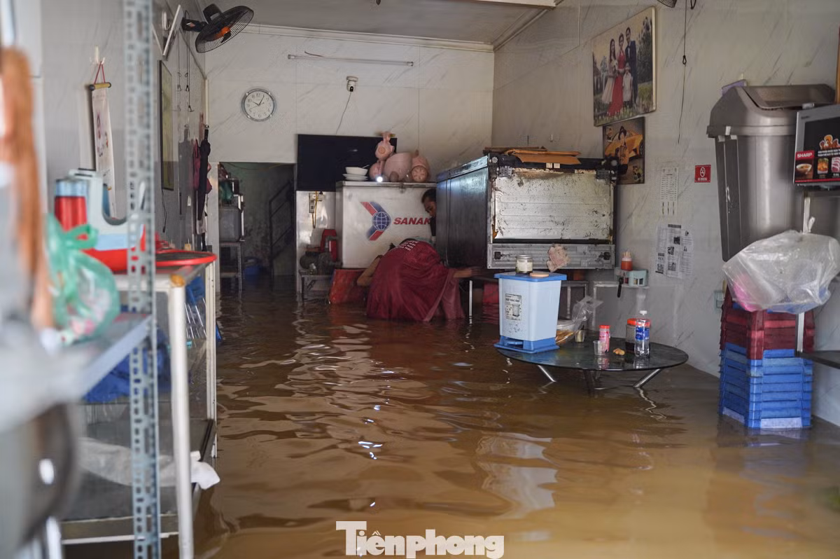 Đến hiện tại, đồ đạc đã được người dân nơi đây kê cao.