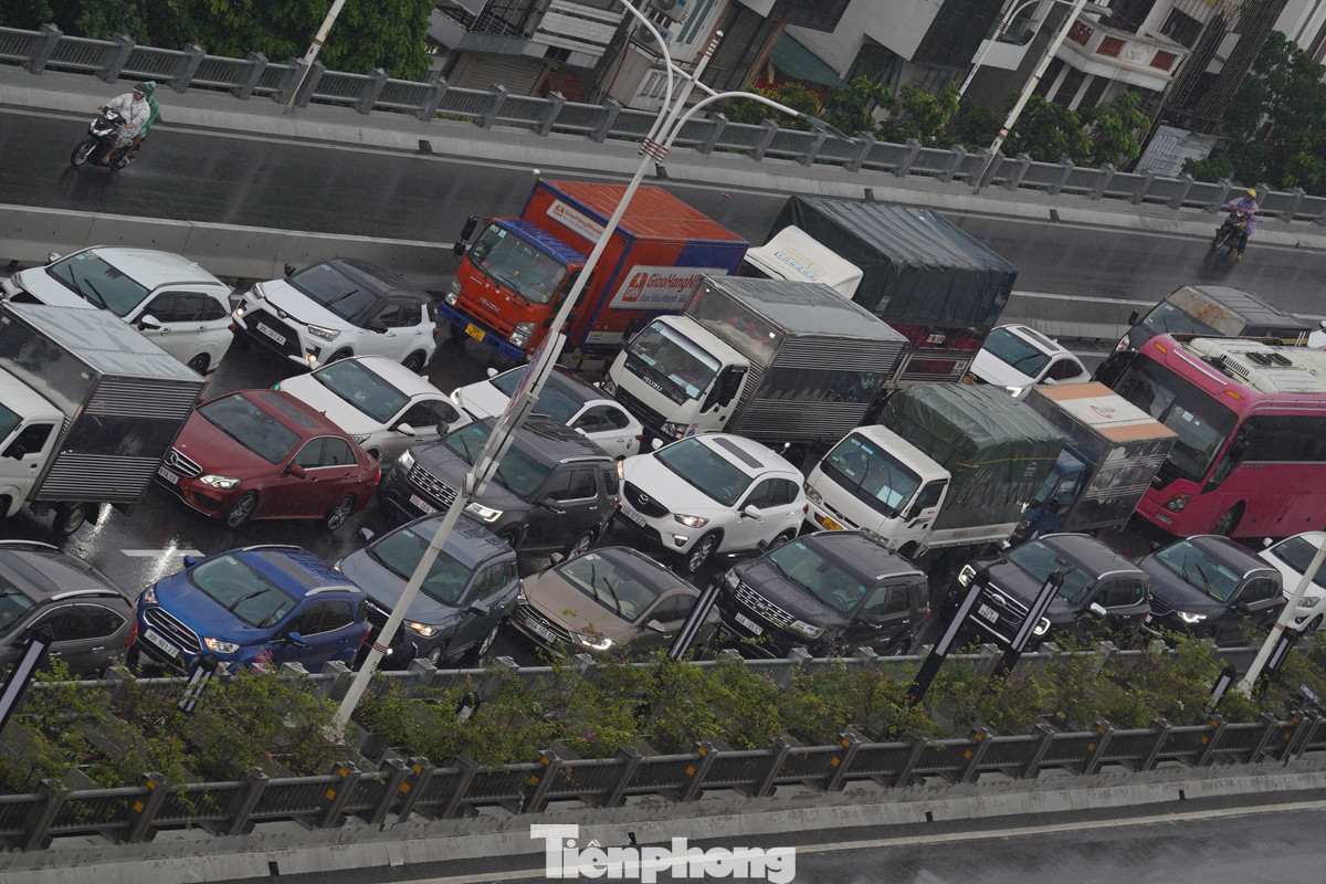 Khoảng cách mỗi xe chưa đến 30 cm. Khoảng cách mỗi xe chưa đến 30 cm.