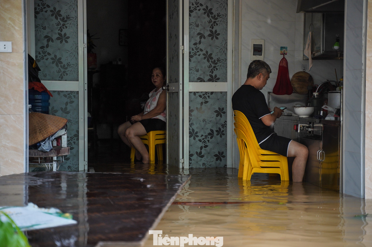 Đường ngập, cùng với cúp điện, người dân dùng bếp ga nấu mì ăn tạm.