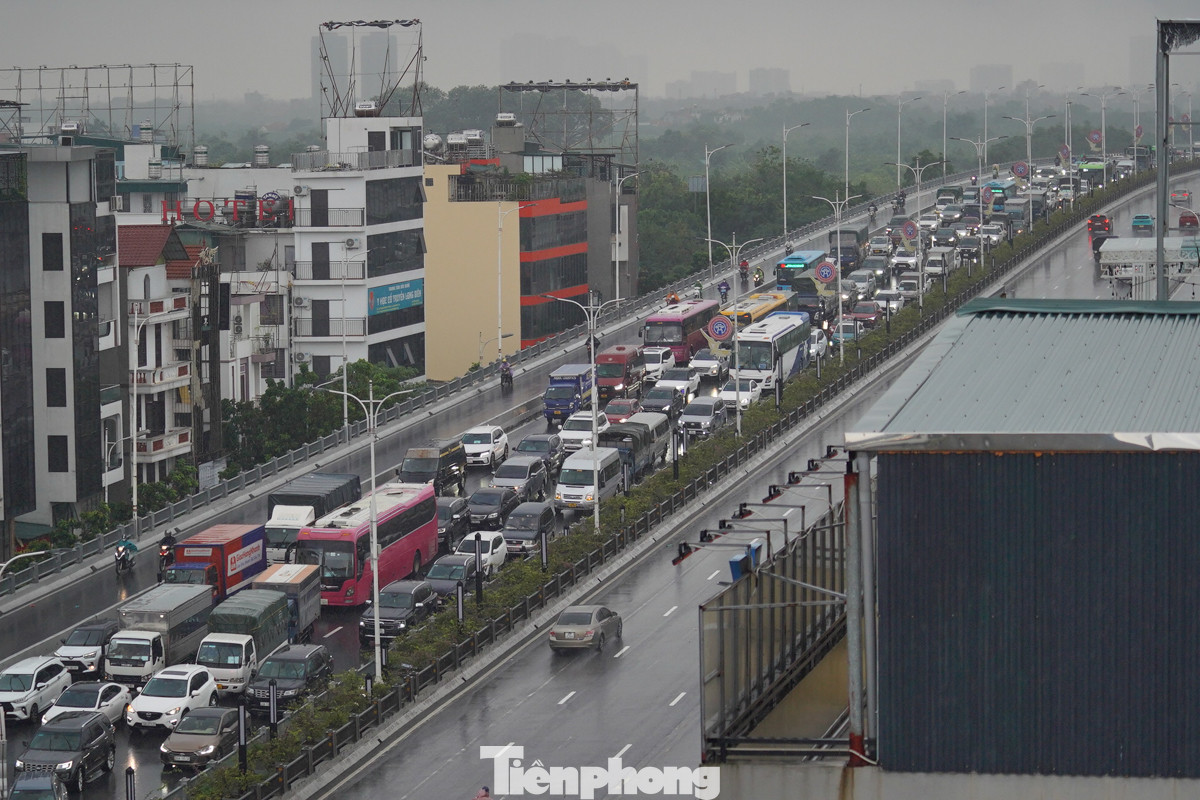 Do mưa lũ kéo dài và hai cầu Long Biên, Chương Dương hạn chế phương tiện, lượng xe cộ đổ dồn sang cầu Vĩnh Tuy khiến cây cầu này ùn tắc nghiêm trọng trong chiều 11/9.