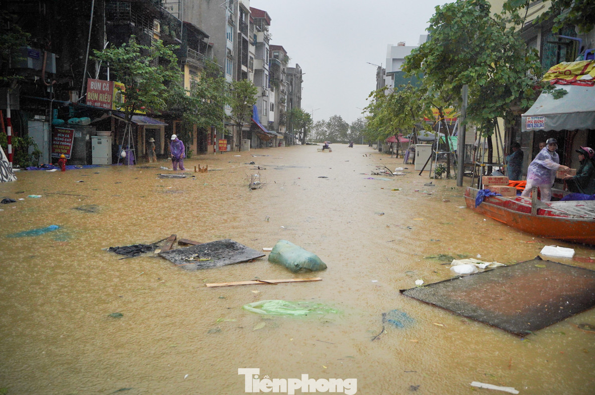 Tại ngã tư Chương Dương Độ mực nước dâng cao, có nơi cao tới 1 mét.