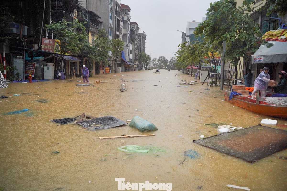 Tại ngã tư Chương Dương Độ mực nước dâng cao, có nơi cao tới 1 mét.