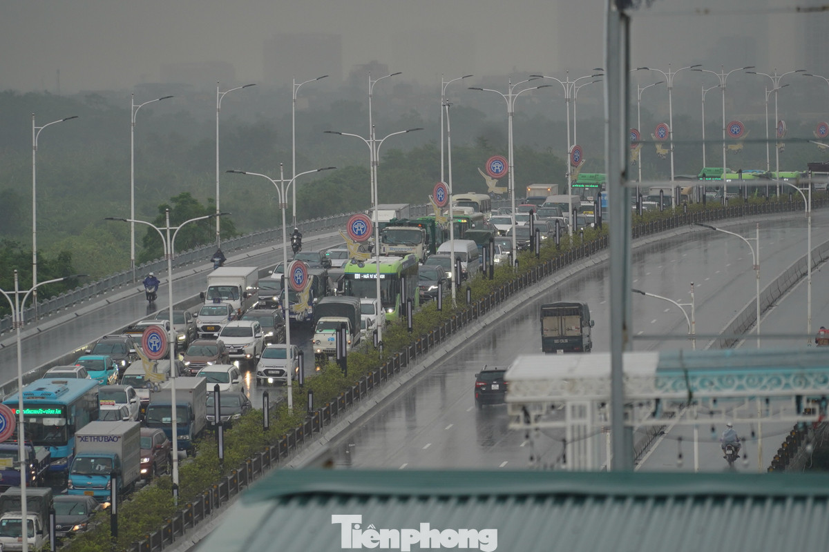 Hướng ngược lại, từ Long Biên sang Hà Nội thông thoáng, người dân di chuyển dễ dàng. Hướng ngược lại, từ Long Biên sang Hà Nội thông thoáng, người dân di chuyển dễ dàng.