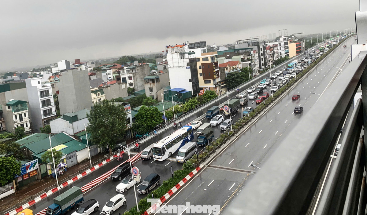 "Thường ngày mưa lớn thì cầu Vĩnh Tuy lưu thông rất dễ dàng, hôm nay có thể do hạn chế xe qua cầu Chương Dương và ngập lụt ở nút giao Cổ Linh nên mới ùn tắc như vậy", một chủ phương tiện cho biết. "Thường ngày mưa lớn thì cầu Vĩnh Tuy lưu thông rất dễ dàng, hôm nay có thể do hạn chế xe qua cầu Chương Dương và ngập lụt ở nút giao Cổ Linh nên mới ùn tắc như vậy", một chủ phương tiện cho biết.
