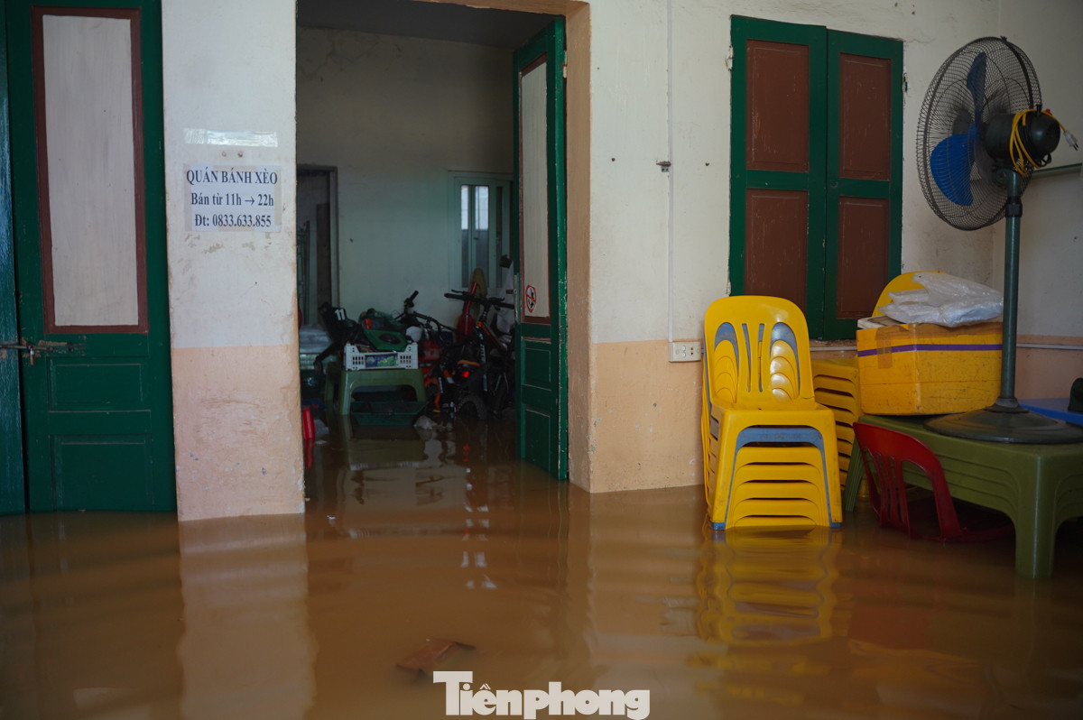 Đến hiện tại, đồ đạc đã được người dân nơi đây kê cao.