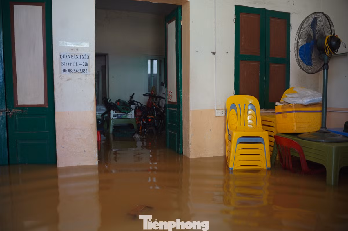 Đến hiện tại, đồ đạc đã được người dân nơi đây kê cao.